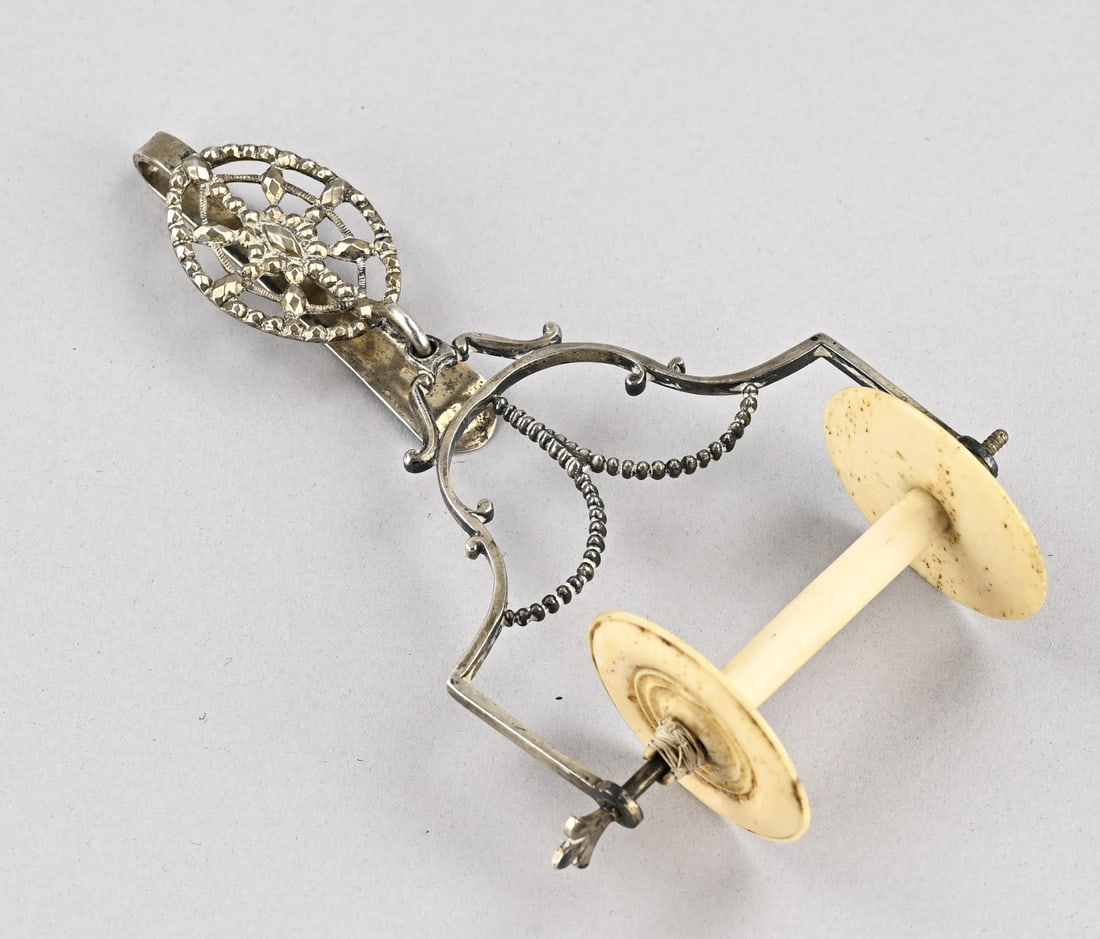 Silver yarn holder with skirt hook: Silver yarn holder, 13 loth, with a skirting hook. Yarn holder with a bone spool, attached to a skirting hook. 16x9cm. Approx. 67 grams. In good condition.