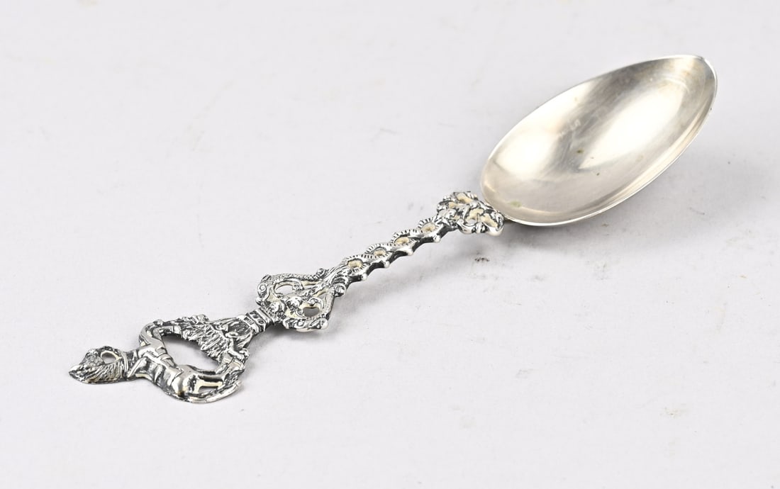 Silver commemorative spoon: Silver commemorative spoon, 835/000, with a pear-shaped bowl, a double-twisted handle topped with a horse. MT.: JM van der Meulen, Joure, 1979. 19 cm. approx. 55 grams. In good condition.