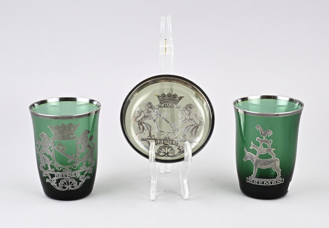 Lot glass/silver overlay (3x): Three German glasses with silver overlay. City of Bremen. Dimensions: H 10 - Ø 9.7 cm. In good condition.