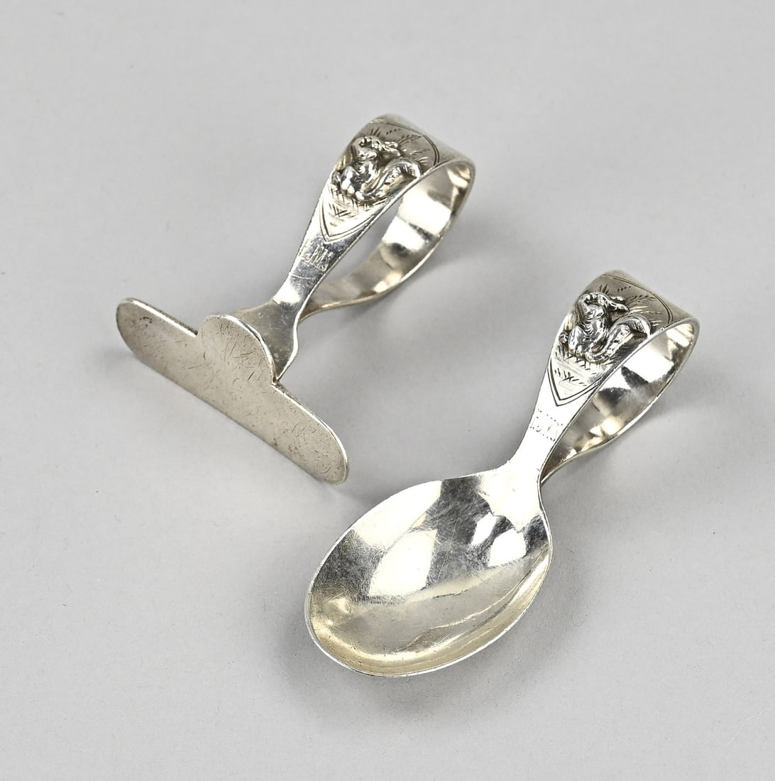 Silver children's cutlery set, 2-piece: Silver children's cutlery set, 925/000, with a dinner spoon and a curled-handled spoon, both featuring an applied squirrel and an engraving: EJMS MT.: Mappin & Webb, Sheffield, jl.: u:1937. Total