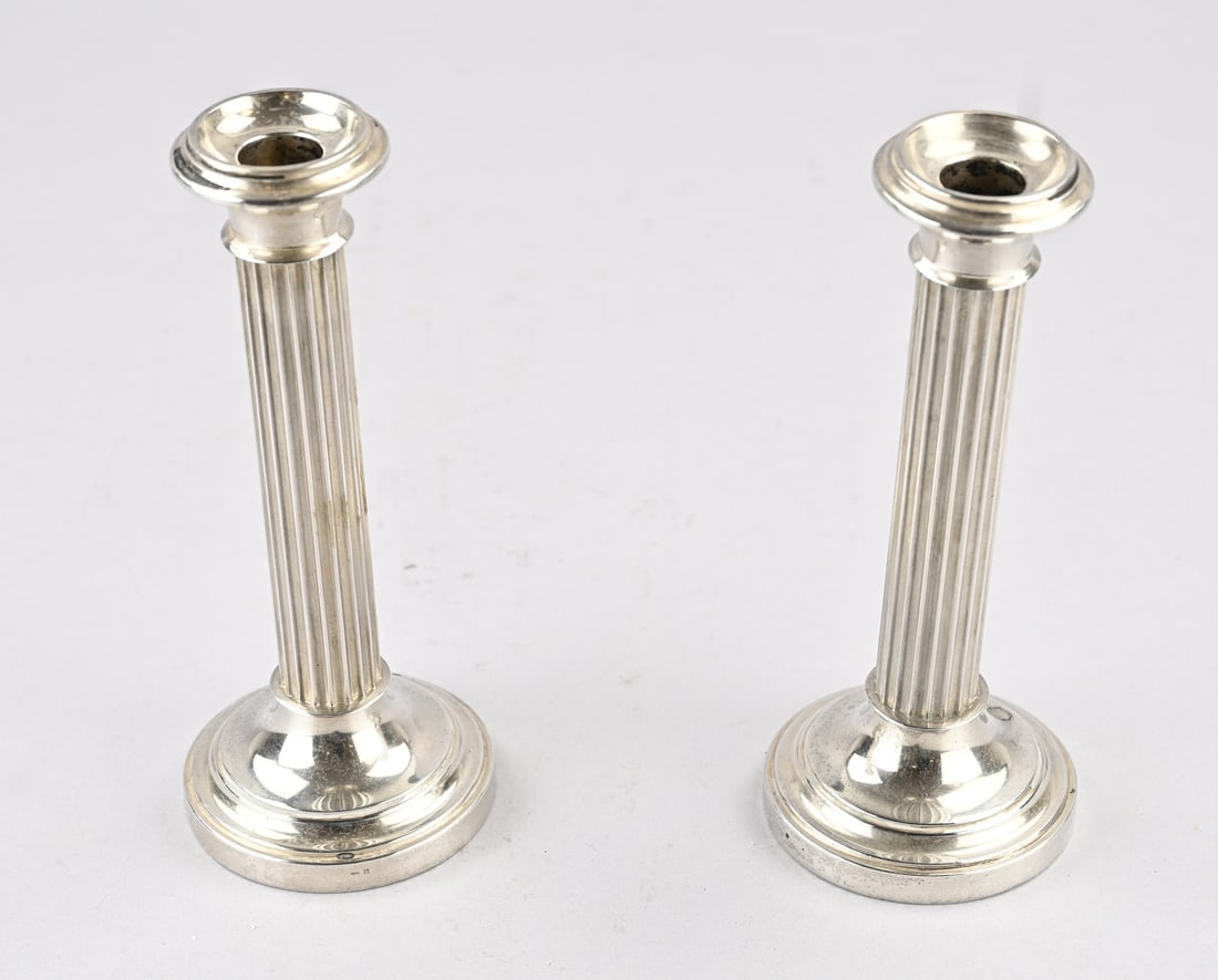 2 Silver candlesticks: Two silver candlesticks, 835/000, on a round base and a column with lines. MT.: Koninklijke van Kempen en Begeer, Voorschoten. ø8.5x19cm. Minimal dent, otherwise in good condition. Approx. 510