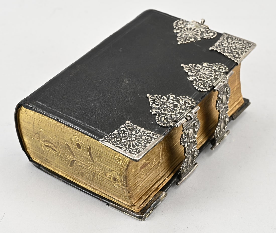 Staphorst Bible with silver: Large Staphorst Bible with silver, 833/000, with 4 corner pieces, 2 suspension loops and 2 clasps, all decorated with a fan motif with curls and beadwork. Engraved 1840. 12x18x7cm. In good condition.