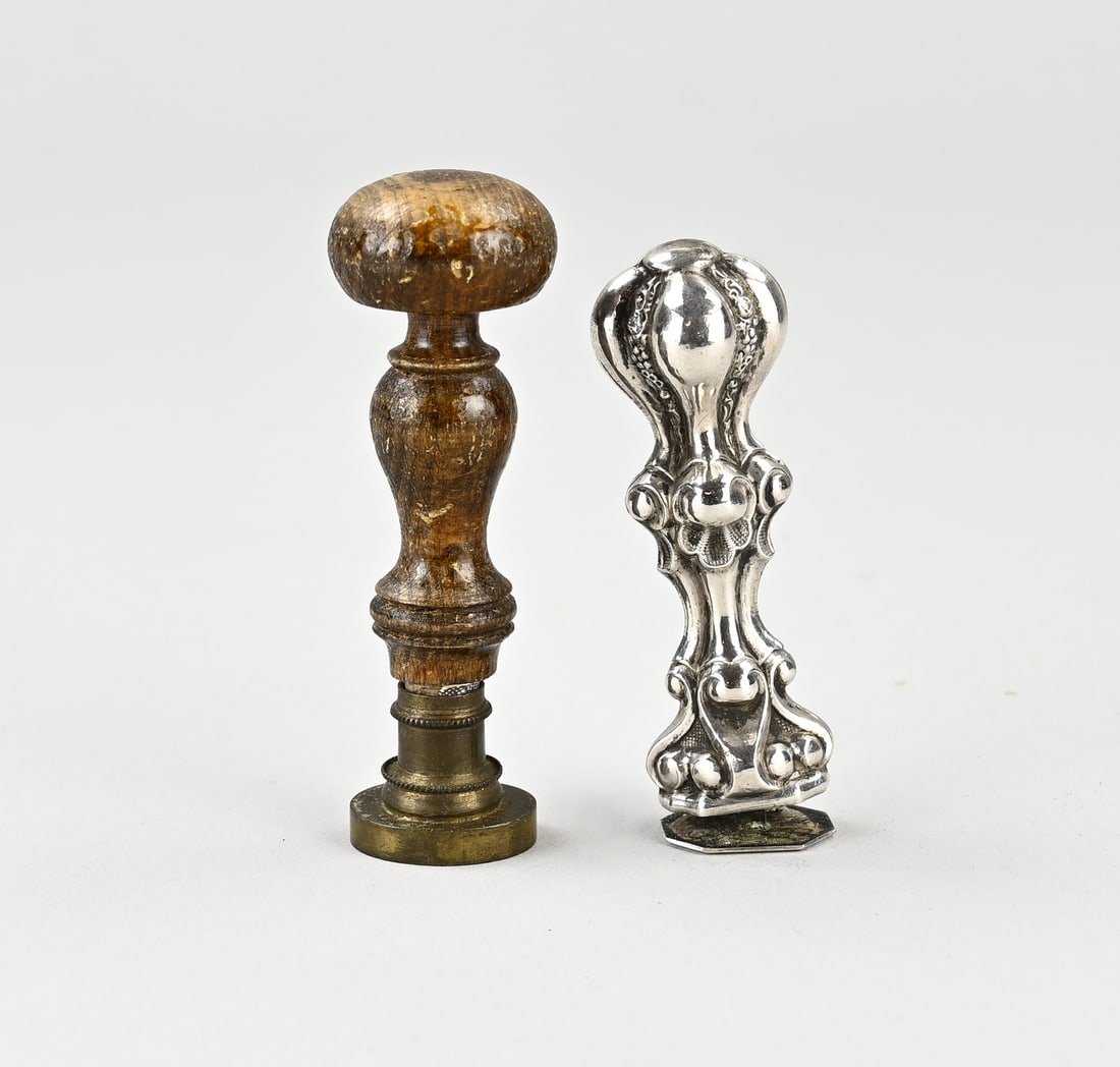 2 Wax seals, 1x silver: Two wax seals, a silver seal, 800/000, with monogram and a wooden wax seal with oval monogram. 7-8cm. In reasonably good condition.