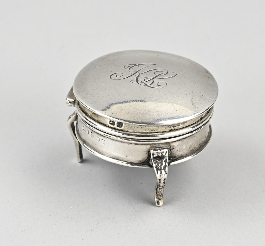 Silver box on legs: Fine silver box, 925/000, Pyxis, round model with a hinged lid featuring a monogram: KL. Mounted on 3 curved feet. The base is made of leather and metal. Weight of silver only approx. 30.6 grams.
