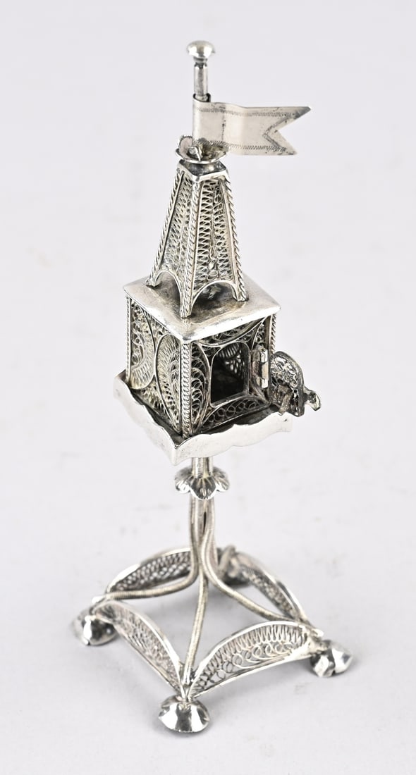 Silver besamin holder with filigree: Beautiful silver besamin holder made of filigree, on a square base with hemispherical feet. Features a restoration to the base. 5x5x18cm. Approx. 80 grams. In good condition.