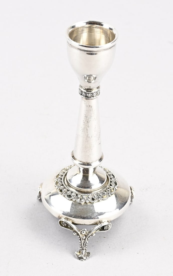 Silver candlestick with filigree: Small silver candlestick, 925/000, on a round base with 3 legs featuring floral elements and grains. The base is decorated with filigree work. Approx. 64 grams, base is filled. ø6x12cm. In good