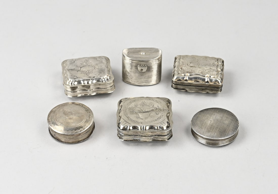 Lot with 6 silver boxes: Lot of 6 silver boxes, 833/000, 2 peppermint boxes, 2 round boxes, one rectangular box and one boat-shaped box with ribbed decoration. 3.5-5cm. Total approx. 129 grams. Various dents. In reasonable
