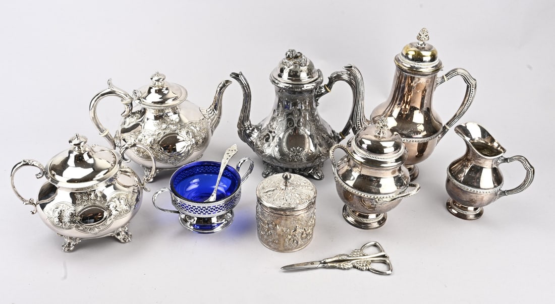 Lot of plated items (including dinnerware): Plated lot including two coffee sets and a small blue glass dish. Total approx. 4 kilos. In reasonably good condition.