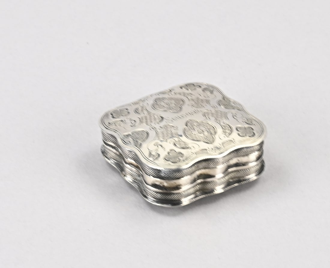 Silver peppermint box: Silver peppermint box, 833/000, square contoured model decorated with various engravings on the front and ribbed decoration on the back. With "souvenir" on the front. MT.: JAKooiman, Schoonhoven,