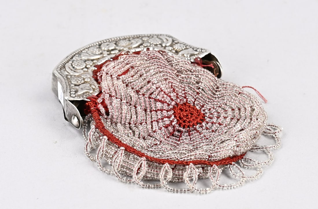 Bead purse with silver clasp: Beaded purse with silver frame, 833/000, purse frame with fruit decoration and pearl rim. Maker: J. Verkerk, Schoonhoven, 1925-1946. 11 cm. Gross total approx. 181 grams. In good condition.