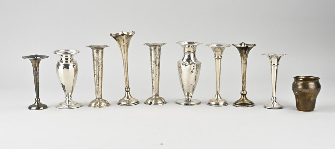 Lot of small silver vases, 10x: Lot with various small silver vases, 833/000, on a round filled base. And a small silver vase/cup, 830/000, H. Wolfhagen. Denmark. Total gross weight 518 grams. 7-15cm. In reasonable condition.