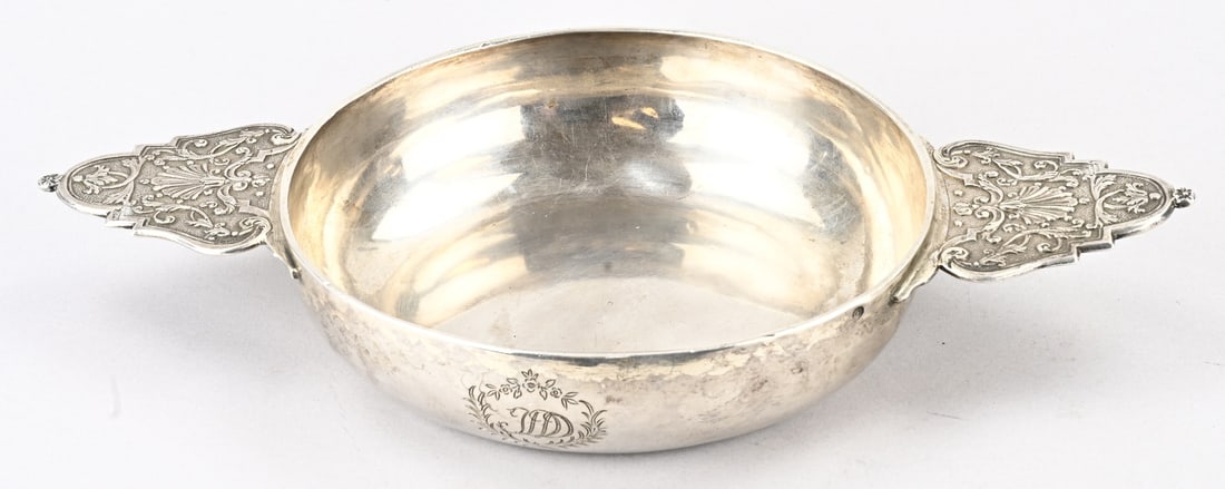 Silver brandy bowl: Large antique silver brandy bowl, round model with vertically placed handles, contoured design with palmette and floral decoration. 30x16x4cm. Approx. 345 grams. Features a monogram engraving on the