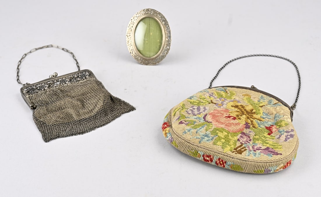 3 parts silver: Three pieces of silver with an oval photo frame featuring an openwork floral border and a wooden back, 7.5x9.5cm, a fabric bag with a silver frame featuring pearl decoration, 15cm. Both 835/000. And