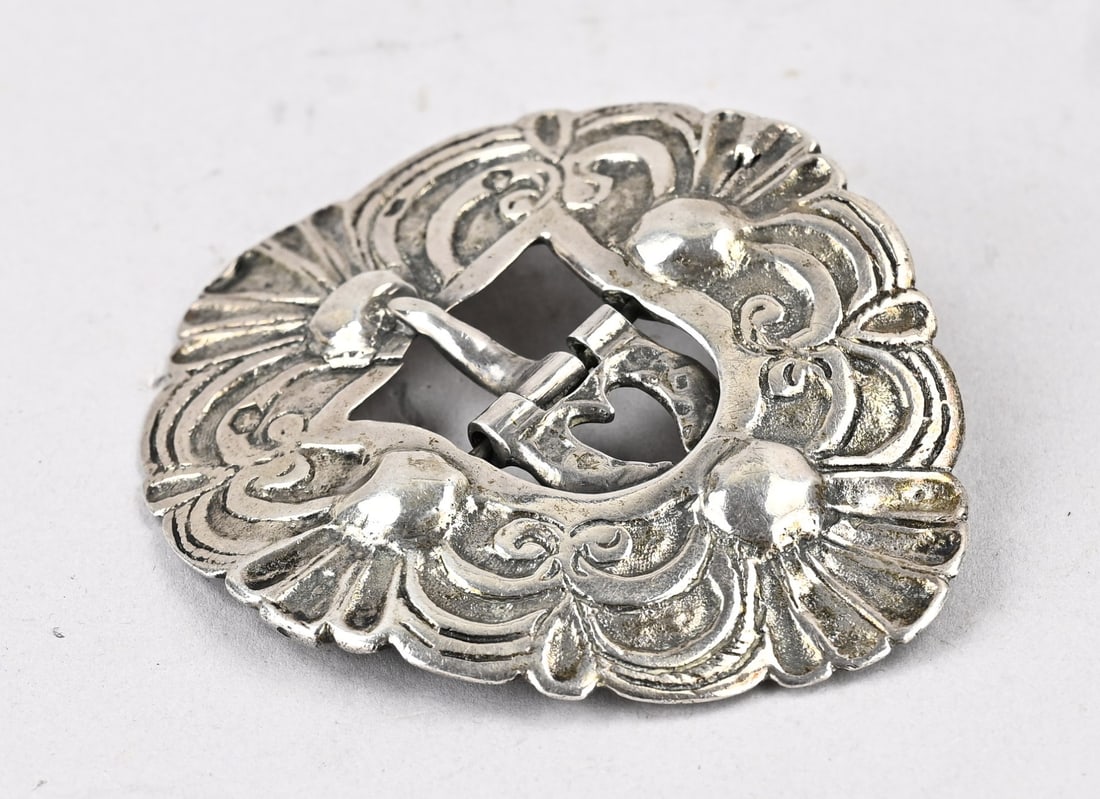 Antique silver shoe buckle: Antique silver buckle, 833/000, oval contoured model with floral decoration. Maker: K. Haykens, Delfzijl, year: G: 1816. 9x7cm. Approx. 62.8 grams. In good condition.
