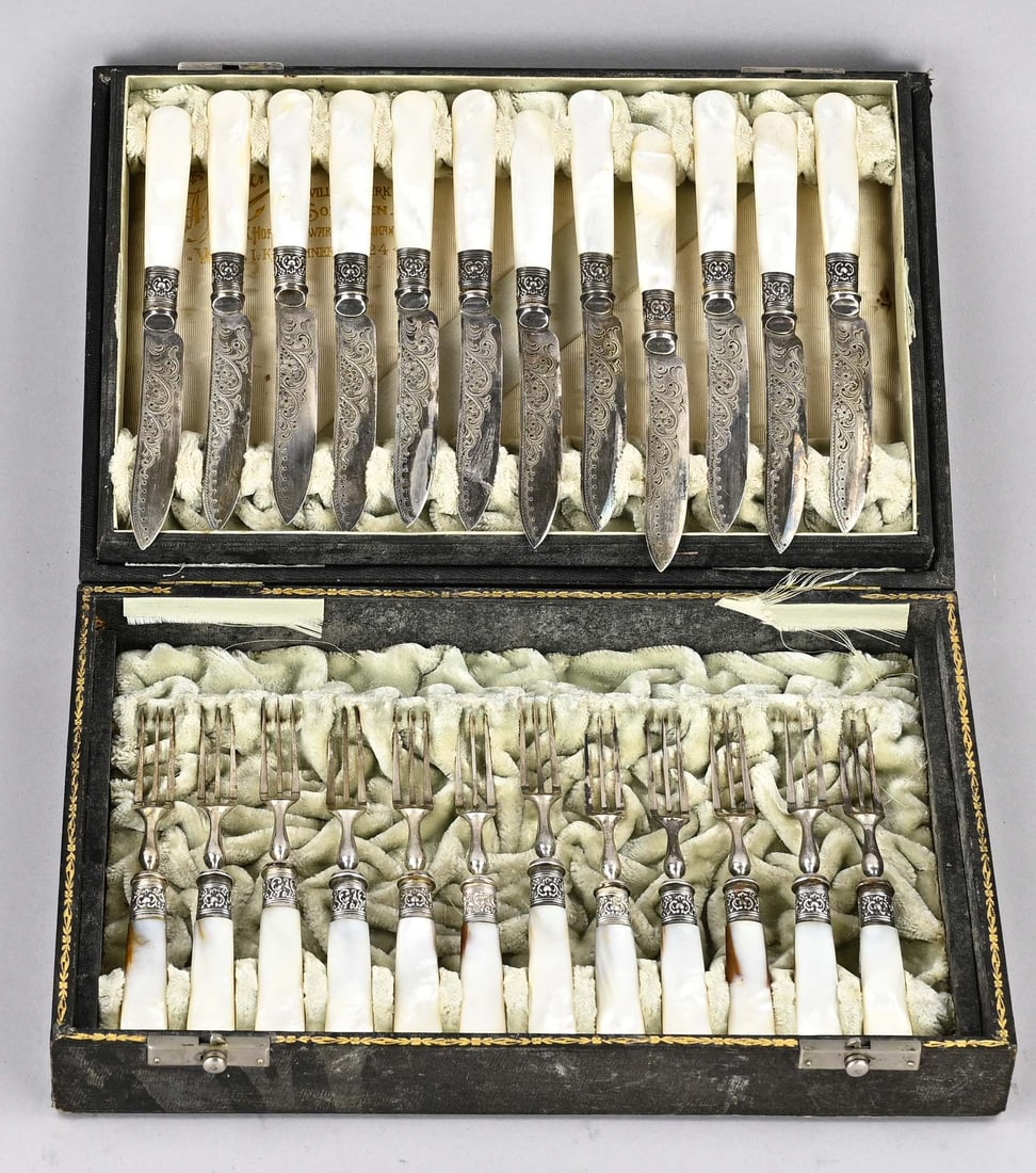 English plated fruit cutlery with mother-of-pearl: Antique twelve-piece English plated fruit cutlery set with mother-of-pearl handles. Circa 1900. Dimensions: 28.5 x 19 x 5 cm. In good condition.