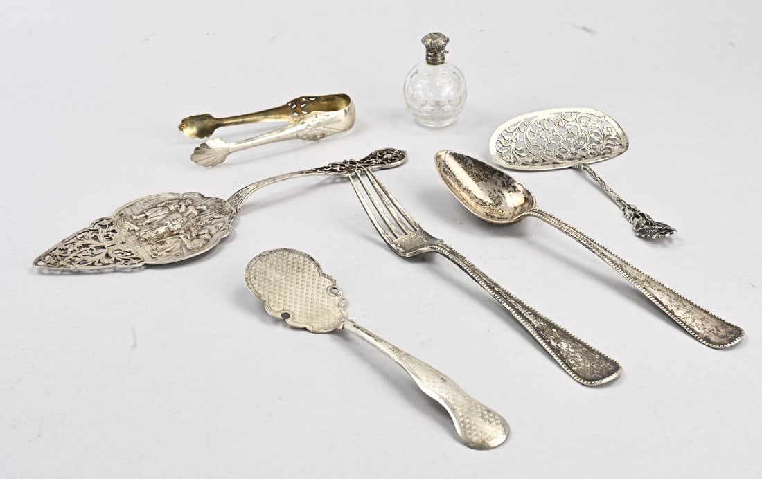 Lot of miscellaneous silver, 7x: Lot of miscellaneous silver including a croquet server and a cake server, both with Biedermeier decoration. A cutlery set, spoon, and fork with pearl decoration and a monogram engraving on the