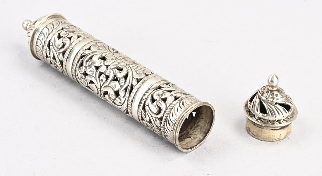 Silver tube, Mezuzah: Silver tube, Mezuzah, 800/000, cylindrical with openwork floral decoration. 16 cm. approx. 65 grams. In good condition.