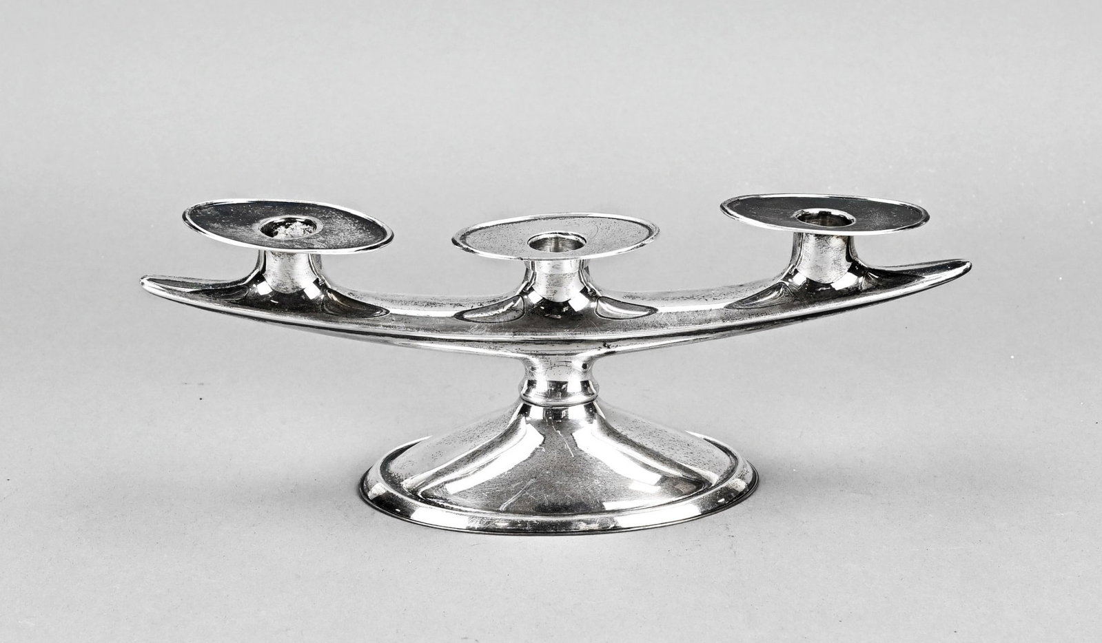 Silver candlestick, 3-armed: Art Deco silver candlestick, 835/000, with 3 oval lights, mounted on an oval base. Maker: Wilkens & Sohne, Bremen. 27x9x9.5cm. Approx. 558 grams. Features a filled base. In good condition.