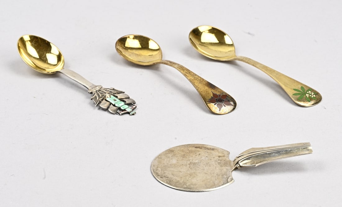 Lot of Danish cutlery, 4x: Four silver, partly gilded, cutlery pieces, Danish. 925/000. Two year spoons by Georg Jensen with enamel flower, 1975-1984. A spoon with a ship featuring enamel. The spoon has a gilded bowl. MT.: