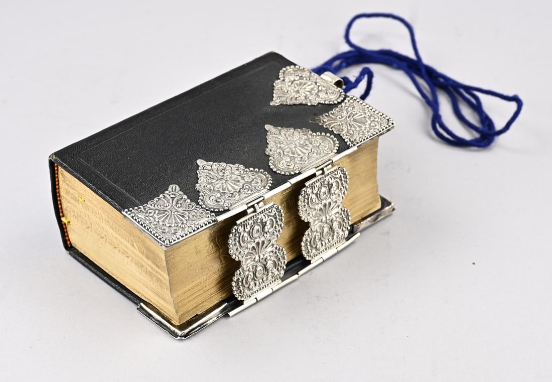 States Bible with silverwork: States Bible with silver elements and 2 clasps, 833/000, decorated with palmettes, scrolls, and beaded borders. Features engraving on the inside of the clasp. MT.: unclear, Schoonhoven, 1916: G:1916.