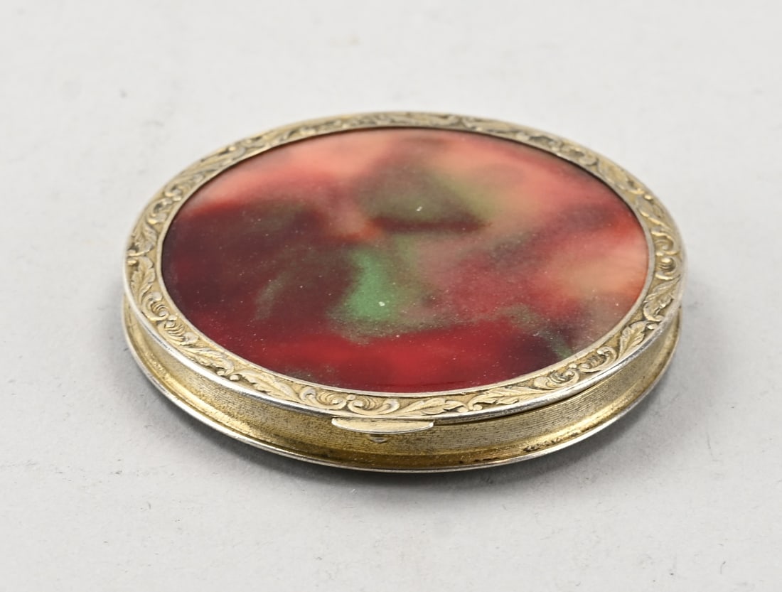 Silver powder box: Silver powder box, 875/000, round model with colored inlay and an ornate silver back with engraving: Ahho Ubahobhe f geht poxcgehu om Huhsi 20 VII -50. ø 7x0.8 cm. With residual gilding. In