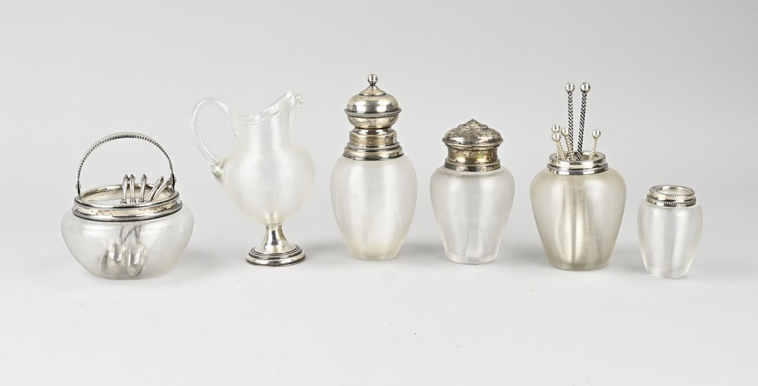 Lot of Frisian wired glass with silver, 6x: Lot of 6 pieces of Frisian wire glass with silver, 833/000. A cream set with a milk jug, sugar bowl, 2 tea caddies with silver, and 2 spoon vases with silver rims and silver spoons. Spoons total 90