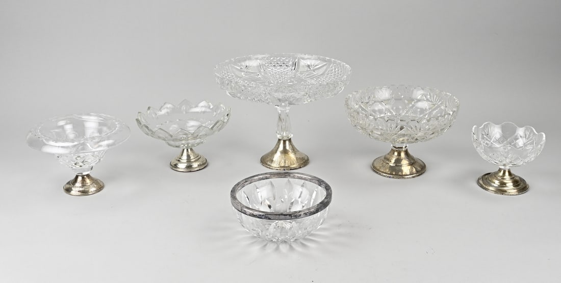 6 parts crystal with silver: Five pieces of crystal with silver, 835/000, including 5 small dishes on a silver base and a bonbon dish with a silver rim, 925/000. ø10-22cm. Minimal chips possible. In good condition,