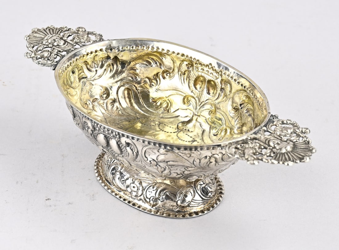 Silver brandy bowl: Antique silver brandy bowl, 18th century, oval model with repoussé of acanthus leaves and a horn of plenty. The horizontally placed handles are made of putti. 25x12x7cm. Approx. 200 grams. Both