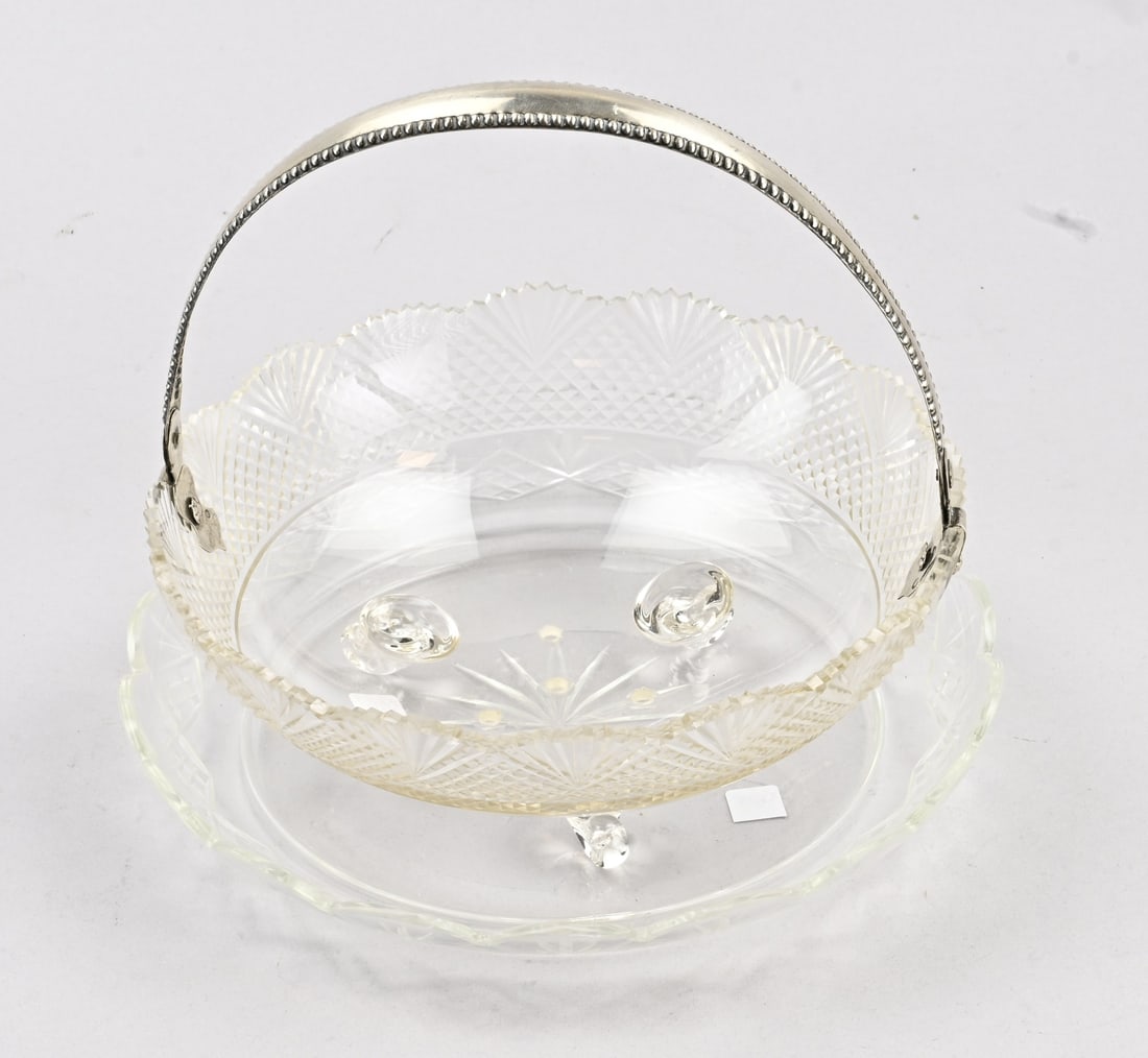 Strawberry bowl with silverware: Crystal strawberry bowl with saucer. The bowl, featuring diamond and fan-shaped cut patterns, has a silver handle, 833/000, with a beaded rim. Composite. ø22x20 cm. In good condition.