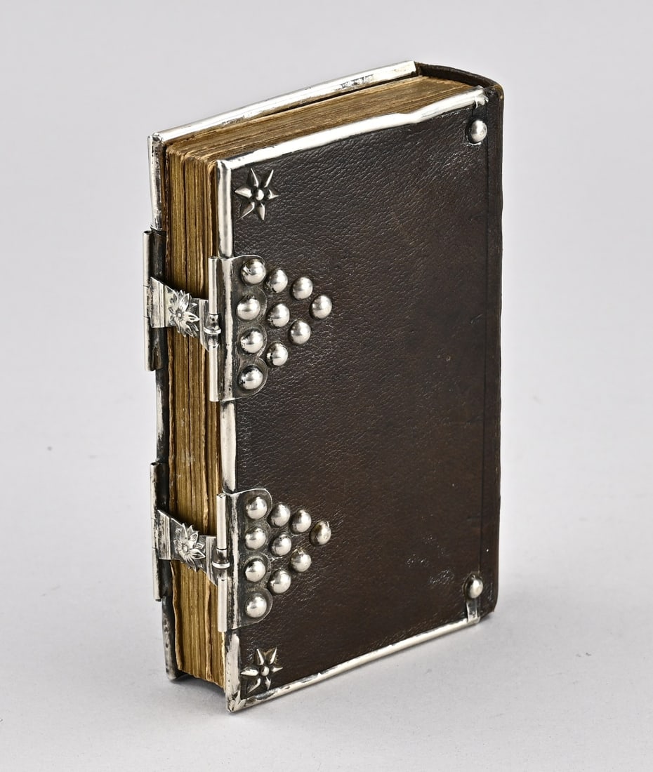 Bible with silverware: Prayer book with silverwork, 833/000. Book: The Pious Guide. With a leather cover and a silver border, corner pieces, and 2 locks with ball elements. 10x15.5x4cm. 1872. In good condition.