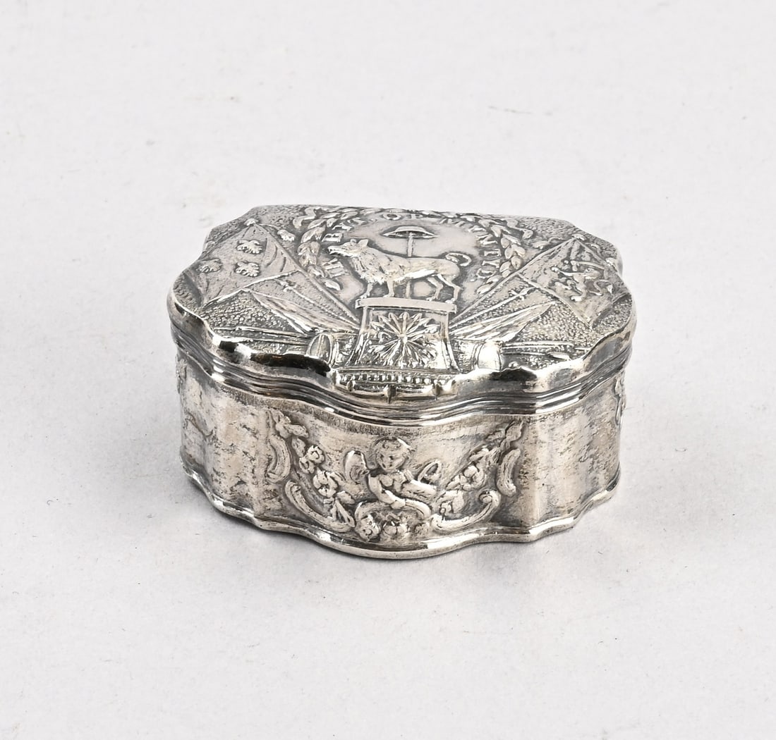 Silver snuff box: Silver snuff box, contoured model decorated with figurative motifs and putti on the sides. The lid features a dog with the text: I BYT, OP MYN TYD (I Bite, for My Time). 6x4x2.5cm. Approx. 39 grams.