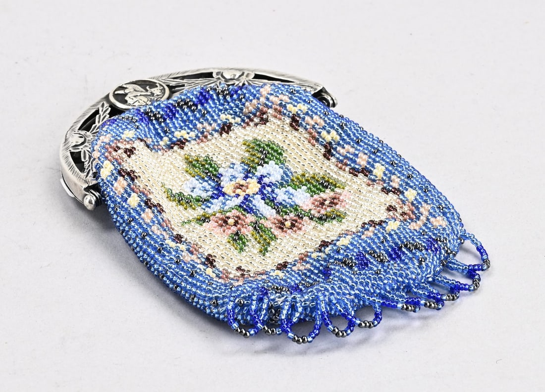 Bead purse with silver clasp: Bead purse with silver frame, 833/000, semi-circular openwork purse frame with leaf decoration and medallion with figures. MT.: RSZijlstra, Drachten, 1818-1835. 9 cm. Gross total approx. 93 grams.