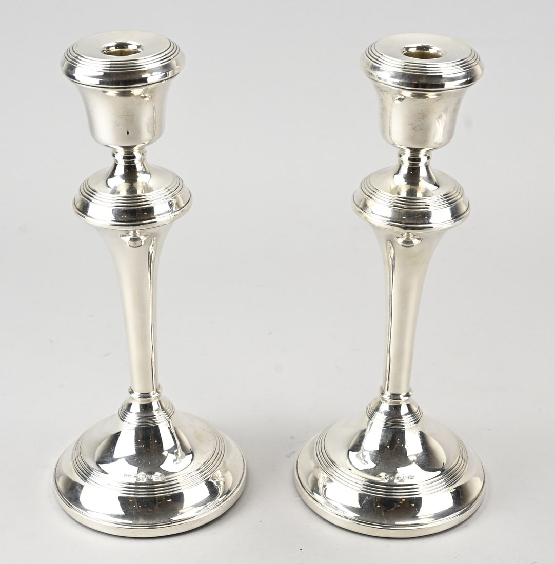 2 Silver candlesticks: Two large silver candlesticks, 925/000, on a round base decorated with ribbed ornamentation. MT.: Broadway and Co, Birmingham, year: W: 1971. ø14x31cm. The candlesticks are fully filled. Total gr