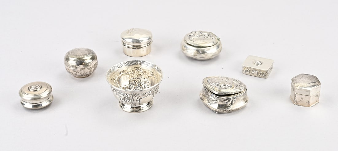 Lot of silver boxes, 8x: Lot with silver boxes and tray, various finenesses. Small round tray with chased work. ø 6x3.5cm. And various boxes with lids, including Myanmar, 925 and 925/000, London. 3-5 cm. Total approx.