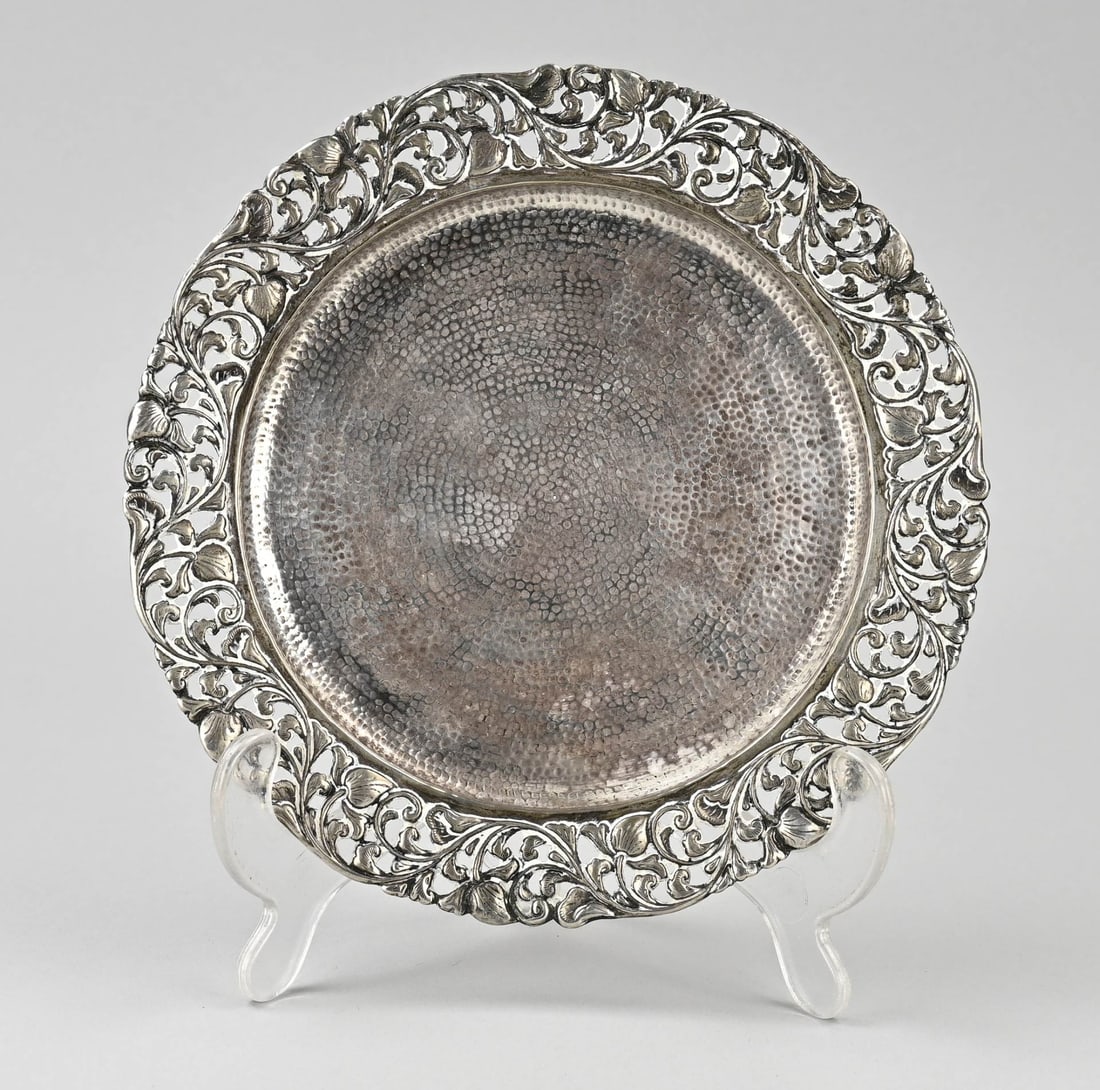 Silver Djokja sign: Round dish, BWG, Djokja, with hammered decoration and an openwork rim with floral decoration. ø20x1.5cm. Approx. 140 grams. In good condition.