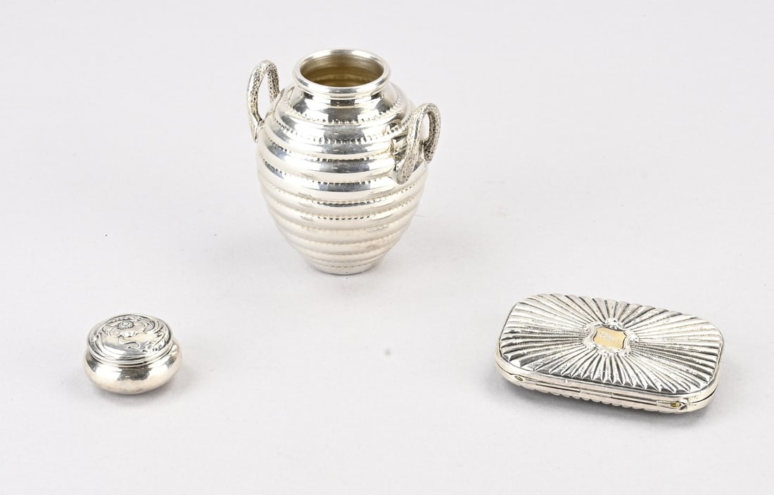 Silver lot (3x): Lot of three pieces of silver, with a pill box, round model with ornate lid, hinge broken. ø 3 cm. A rectangular hinged flat box with radial decoration and a coat of arms with gilding and