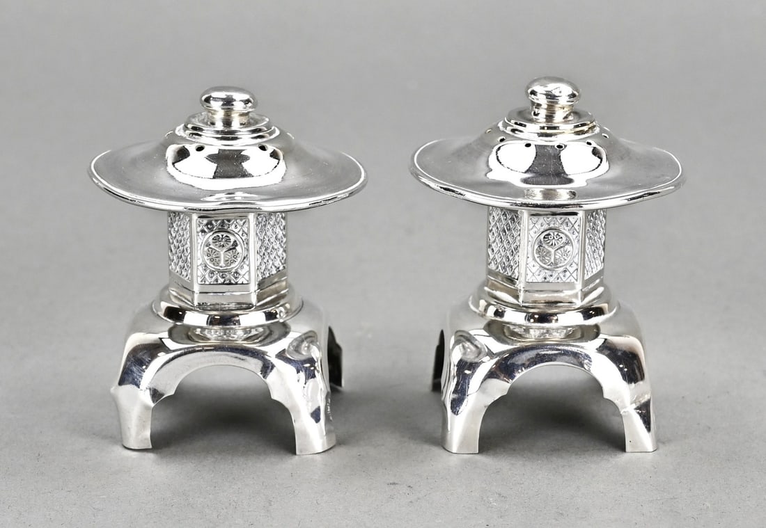 Silver salt and pepper shaker (1 of 1)
