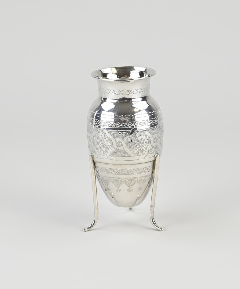 Silver amphora vase: Silver amphora vase, 900/000, featuring floral engraving. Mounted on 3 sleek feet. Cairo, Egypt, after 1946. ø6x11cm. Approx. 82 grams. In good condition.