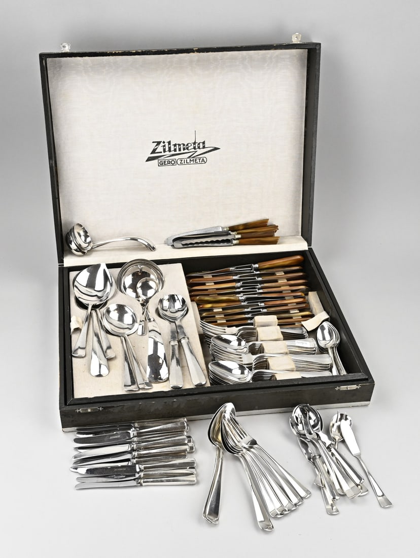 Gero cutlery cassette: Extensive Gero plated cutlery set. Haags Lofje. Second half of the 20th century. Dimensions: 11 x 49 x 38 cm. In good condition.
