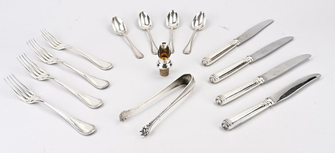Christofle Cutlery: Lot of Christofle cutlery, silver plated, with 4 knives and 4 forks featuring a decorated rim with lambrequins, 4 porridge spoons with a pearl rim, and sugar tongs with claw-shaped jaws. Christofle.