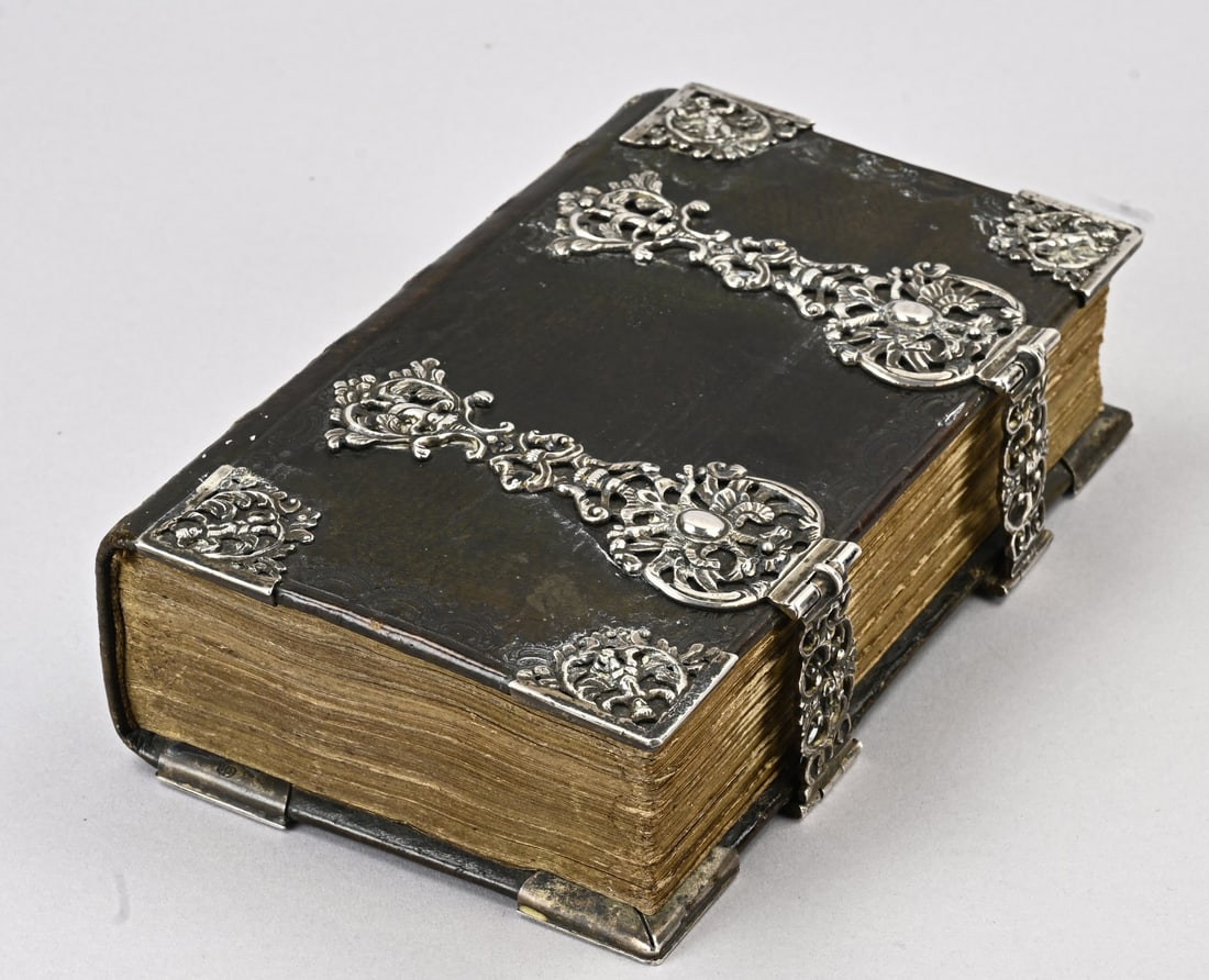 Bible with silver: German religious book with silver, book with leather cover featuring 2 openwork clasps and corner elements. Der Grosse baum garten. 11x19x5cm. In reasonably good condition.