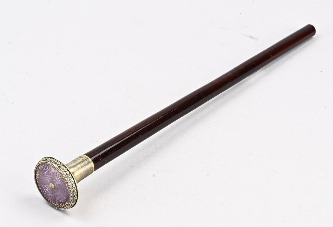 Parasol holder with silver: Parasol holder with silver knob, 925/000, wooden holder with a silver-plated knob decorated with a floral border and a lilac enamel surface with gold-colored elements. Length 35 cm. In good condition.