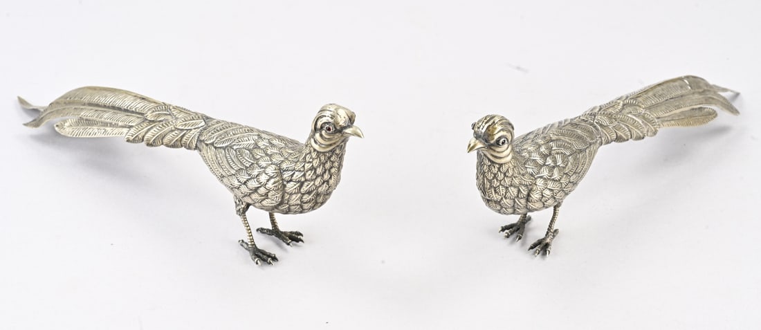 2 Pheasants (plated): Two silver-plated pheasants, a pair with red stones in the eyes. Approx. 28x4x10.5cm. Tail slightly out of shape, otherwise in good condition. Approx. 170 grams.