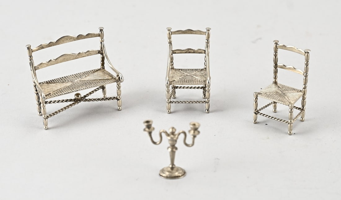 Silver miniatures, 4x: Lot of 4 silver miniatures, 835/000, with a bench and 2 knob chairs. And a 2-arm candlestick. Total approx. 45 grams. 3-4.5 cm. In good condition.