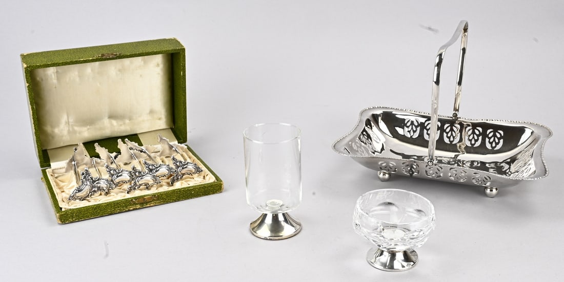 4 parts plated and silver: Four pieces with plating and silver, featuring a plated handled bowl, 6 plated knife rests in a case, Rococo style, and 2 crystal glasses on round silver bases, 835/000 and 925/000. In good condition.
