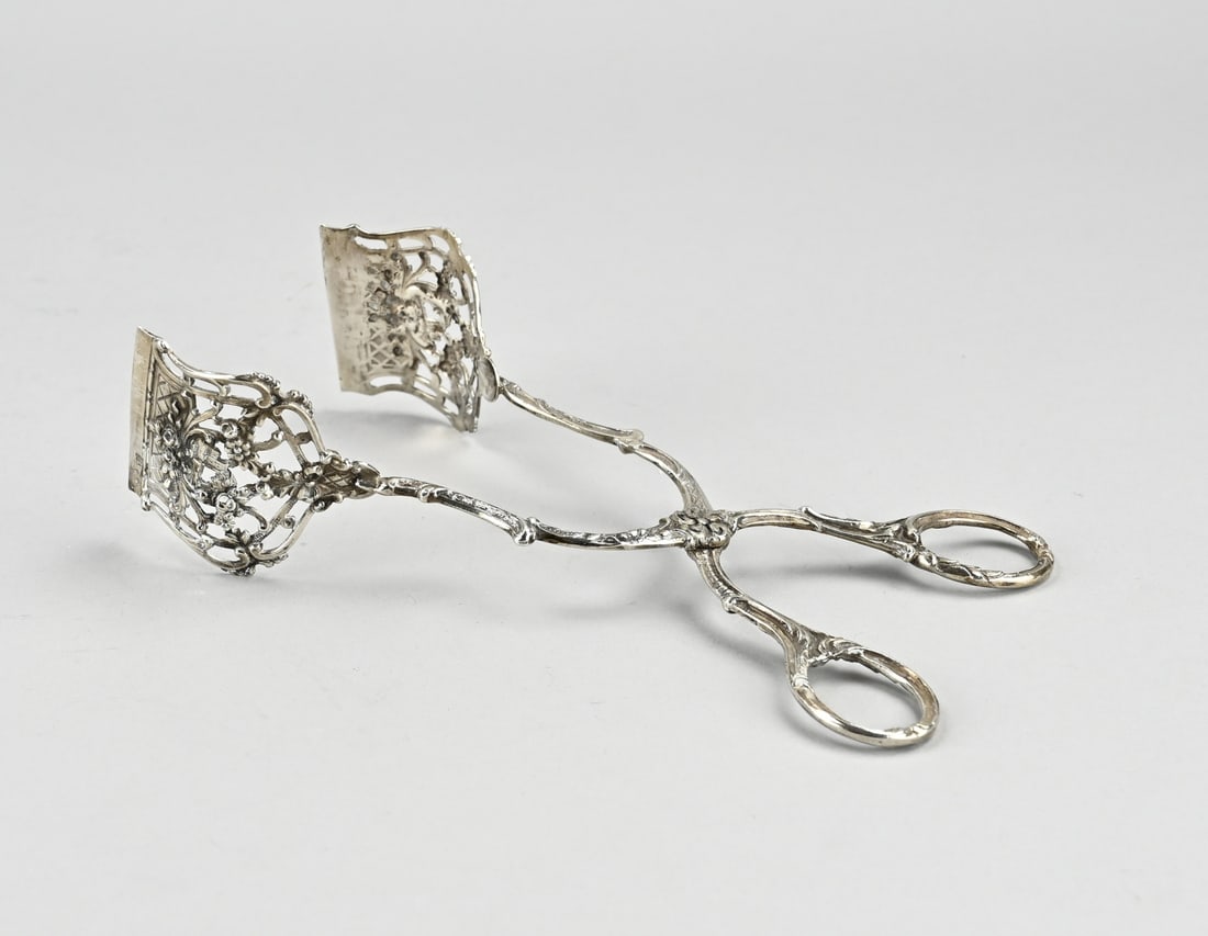 Silver pliers: Silver pliers, 800/000, with curved handle and serrated blades. German. 21 cm. Slightly crooked. Approx. 81 grams. In good condition.