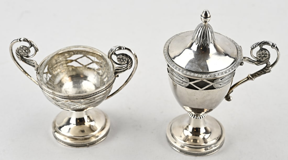 Silver mustard pot & salt cellar: Silver mustard pot and salt cellar, 833/000, with glass inner bowl. Mustard pot on a round base, with a sawn bowl featuring a fan-shaped palmette rim, with a hinged lid featuring a fan-shaped