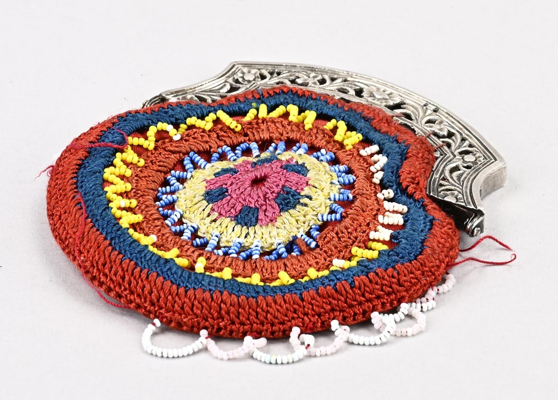Wallet with silver clasp: Wallet with silver clasp, 833/000, openwork model with floral decoration. MT.: Unclear, dated:Q:1850. 10.5 cm. Fitted with a crocheted pouch decorated with beads. Gross weight 63 grams. In good