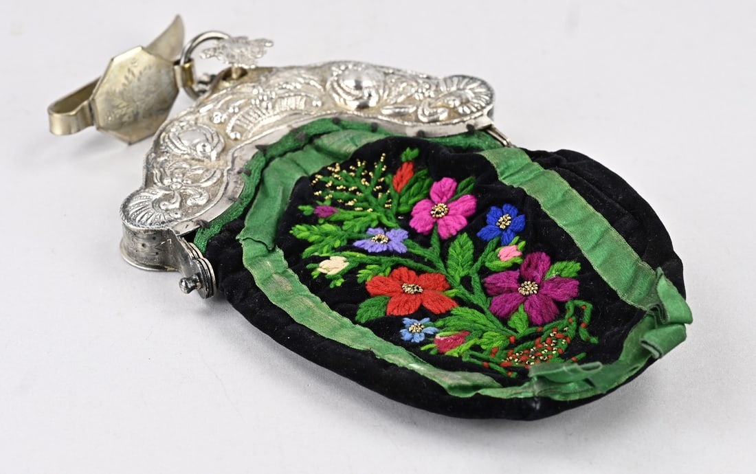 Bag with silver frame & skirt hook: Bag with silver frame and skirt hook, 833/000, contoured model decorated with embossed floral motifs attached to an octagonal skirt hook with floral engraving. MT. frame: Fa. gebr. H.&J.Jonker, Meppel