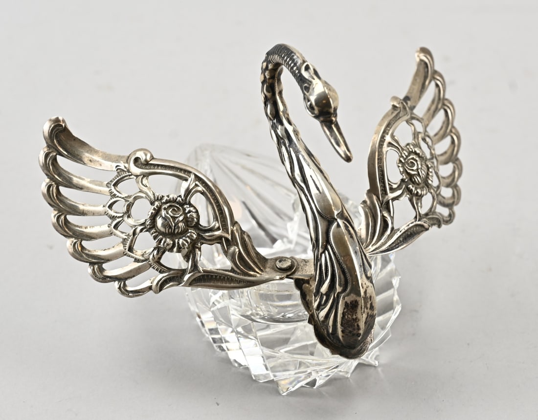 Crystal swan with silver: Crystal sugar bowl in the shape of a swan with a silver head and hinged wings, 835/000. Marked Albo. 12x7x10.5cm. In good condition.